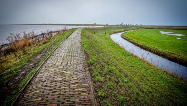 Marken doorstaat waterpiek met hulp van dijkwachten: beschadigde delen van omringdijk gemarkeerd met verf